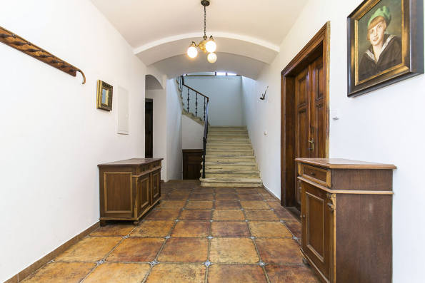 Chodba v přízemí a původní tesané pískovcové schody, jejichž renovace dala panu Lavickému pořádně zabrat, nejtěžší bylo zbavit porézní kámen nevhodného nátěru.