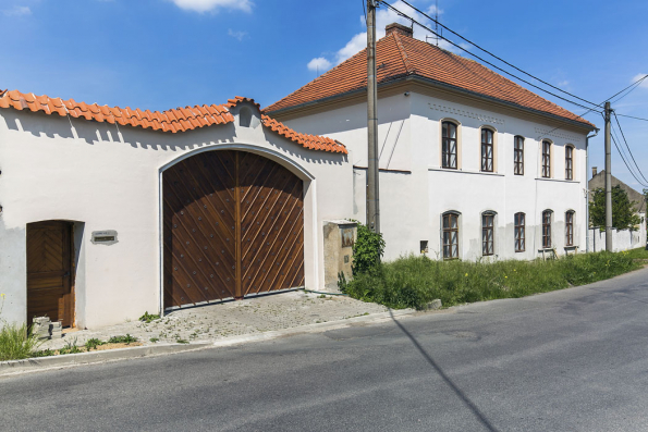 Pečlivě zrekonstruovaná fasáda statku čeká jen na finální sjednocující nátěr. Vstupní bránu pan Lavický podle původních dobových fotografií postavil znovu (SREALITY.CZ)