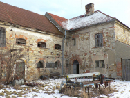 Takto vypadal statek před rekonstrukcí – poničená fasáda, zmenšená a zničená okna, poškozené podlahy i stropní trámy, zbouraná zeď kolem nemovitosti a další pohromy.