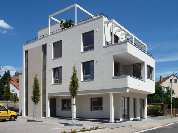 Rodinný dům pro více rodin v německém Hofheimu s fasádním systémem StoTherm Wood a minerální vrchní omítkou StoMiral.