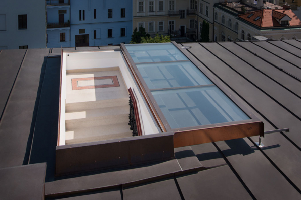 Instalace střešních dveří Solara před položením dřevěné terasy na novém pražském hostelu pro studenty (Zdroj: Solara)
