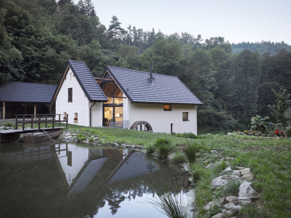 Zástupcem staveb k privátnímu bydlení mezi finalisty je Rekonstrukce a přestavba mlýna na bydlení (Stempel &amp; Tesař architekti, 2017) na Slapech.