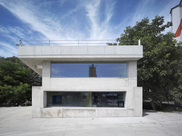 Hlavní cenu porotci udělili architektonické kanceláři Architektura  za realizaci Administrativní budovy ve Strančicích (2016). Autor díla David Levačka Kraus navrhl novostavbu administrativní budovy zasazené do průmyslového areálu zhotovené inovativní technologií z lehkého betonu. V celé Evropě je přitom jen pomálu budov, které byly postaveny z tohoto materiálu.