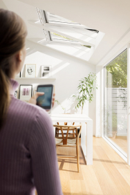 Systém Velux Active s Netatmo pro zdravější klima v domácnosti. Senzory monitorují teplotu, vlhkost a úroveň CO2 a podle toho otevírají a zavírají vaše střešní okna, rolety a žaluzie (VELUX)