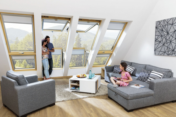 Střešní okno, v němž otevřená křídla vytváří balkon. Horní křídlo se otevírá výklopně vzhůru, dolní otevřením vpřed umožní ničím nerušený přístup do vnitřku balkonu (FAKRO)