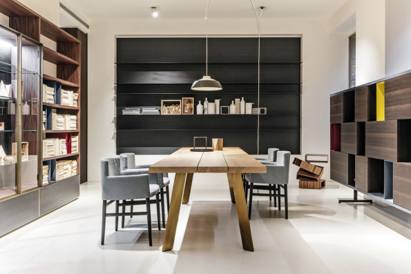 Minimalistický tvar a deska ze tří masivních fošen z třešňového dřeva, z nichž každá je jiná, vyjadřují současný designový trend kombinovat dokonalé s nedokonalým. Stůl Ryoba pro italskou značku Porro navrhl Piero Lisoni.