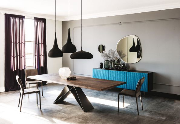 Černě lakovaná ocelová podnož ve spojení s deskou z ořechového dřeva vnese do interiéru dynamiku a eleganci. Stůl Premier Wood Design nabízí společnost Cattelan Italia.