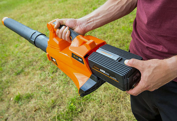 AKU fukar Patriot BL25 40V oceníte nejen po údržbě živých plotů, ale především při úklidu problematických zákoutí zahrady, jako jsou záhonky a skalky. Můžete ho využít také na vyfoukání listí z nízkých okapů, lehkého prachového sněhu z auta nebo nečistot ze zámkové dlažby, cestiček a schodů (MOUNTFIELD)