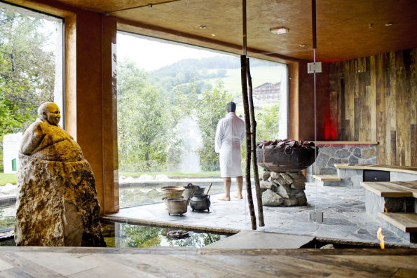 Mystic sauna v hotelu Romantik Turm působí jako přímá součást okolní přírody. Naprosto vše je tu z pravých a čistě přírodních materiálů lokálního původu. Hosté ocení i každodenní tematické saunové rituály.