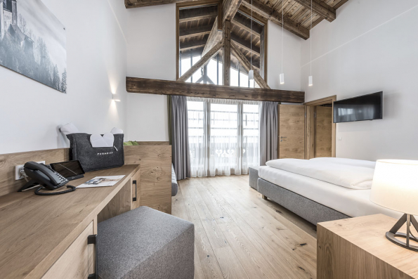 Challet apartmány nabízejí naprosté soukromí, za okny je jen volná krajina a ryzí příroda. Vysoké stropy s odhaleným krovem jim dodávají impozantní ráz
