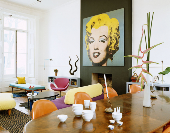 Zde je portrét Marilyn magicky přitažlivým středobodem celého interiéru, na který navazují zářivě barevné solitéry. Hnědá podlaha a nábytek rozverný interiér uzemňují, zatímco černý krb vytváří pestrému obrazu velmi elegantní a důstojný rám.