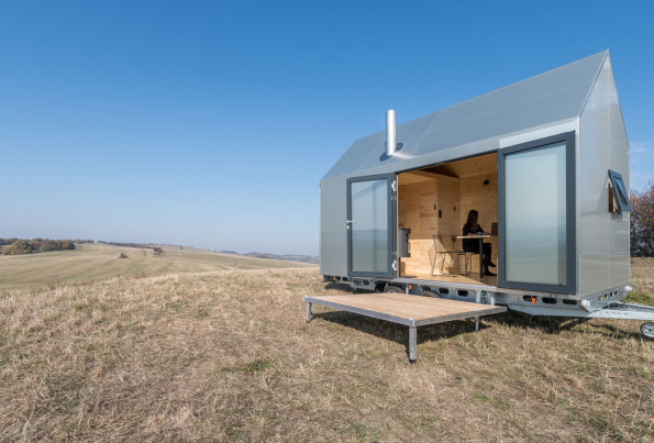Hliníkový design domku na kolech Mobile Hut si řekl o tepelně izolované hliníkové okenní profily Schüco AWS 50 s pohledovou šířkou pouze 40 mm (vyklápěné ven) a dveře Schüco ADS 50 s dvojitým bezpečnostním sklem. (Zdroj: Mobile Hut)