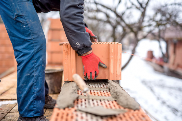 Co vlastně nutí stavbaře pracovat za ztížených povětrnostních podmínek? A proč se vůbec řeší vývoj materiálů, s nimiž lze stavět i v zimě? Na vině jsou termíny, tedy čas. A čas jsou peníze...