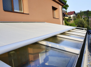 Když je slunce přespříliš, k regulaci solárních zisků spolehlivě poslouží markýza pro zimní zahrady Gardena 300, ukotvená přímo na konstrukci a ovládaná pomocí elektromotoru.
