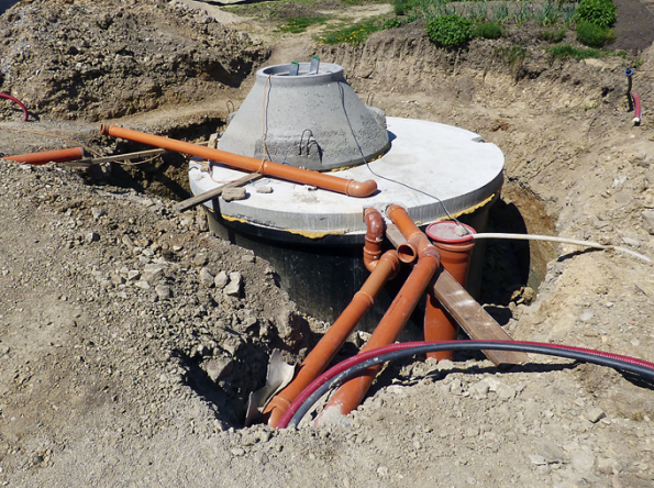 Podzemní betonová jímka – zde 10,5 m3 – je výborné řešení pro uchovávání dešťové vody. Průměr 3 m a výška 2 m však vyžadují prostor.
