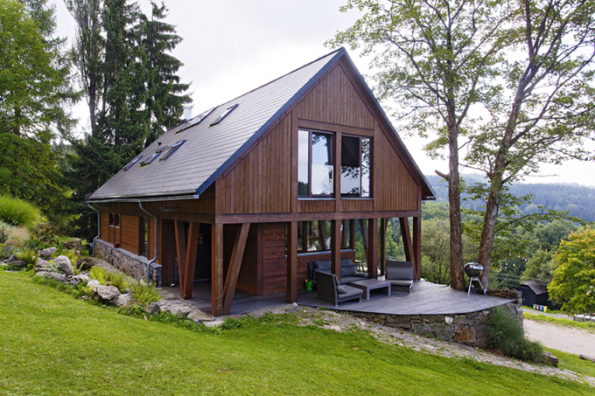 ZVLÁŠTNÍ UZNÁNÍ ODBORNÉ POROTY  Porota ocenila citlivé skloubení moderní architektury s prostředím chráněné krajinné oblasti a místní stavební tradicí. Autor Ing. arch. Petr Housa (soutěžní kód N 02).