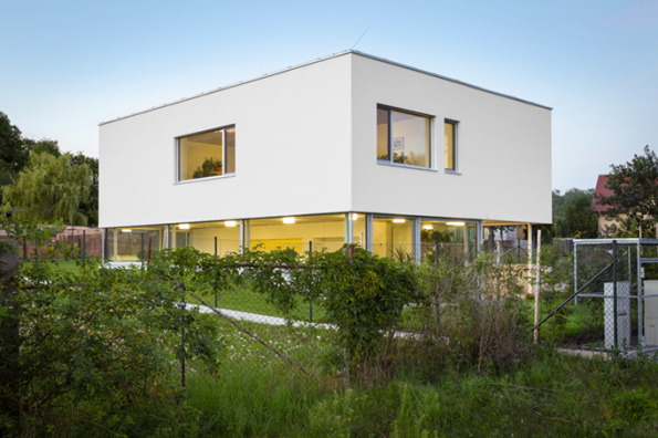 HLASOVÁNÍ ODBORNÉ POROTY  Domy do 150 m2  3. místo získal dům, který navrhl architektonický ateliér Kamkabinet (soutěžní kód D02)