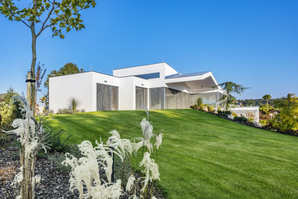 Architekt David Kraus, kterého majitelé oslovili, aby vypracoval architektonickou studii domu, vzpomíná: „Stavebník mě překvapil svými znalostmi ze stavebního oboru a řešení domu vycházelo z velké míry z jeho poměrně jasných představ a velkého osobního nasazení.“