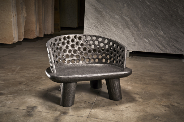 Carve 7 je křesílko vyráběné ručně z tropického dřeva. Ve verzi z černého mramoru, kterou navrhla Paola Navone, neztrácí nic ze své jemnosti a lehkosti (Gervasoni)