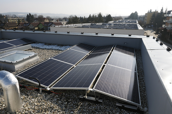 Solární energie jde z fotovoltaických panelů do měniče a do WATT routeru, který distribuuje energii do jednotlivých sítí a zařízení. Energie se primárně akumuluje ve formě tepla v akumulační nádrži, která obsahuje přes 300 litrů vody. Když se vyčerpá energie z fotovoltaických panelů, WATT router pustí do domu proud ze sítě. Akumulátory tu nejsou – systém by to zvládl, ale bylo by potřeba instalovat jiný typ WATT routeru a podle propočtů by se v tomto domě baterie ani nevyplatily.