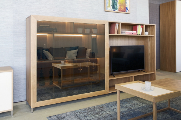 Televizi jde šikovně ukrýt za posuvný panel se speciálním sklem. Když je přístroj vypnutý, není za sklem vidět (foto Triant, design nábytku Iva Bastlová)