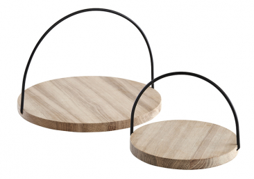 3. Servírovací podnos Loop (Woud), design Julie Tolvanen, masivní neupravený dub/kov, Ø 21,5 a výška 15 cm, Ø 32,5 a výška 22 cm, cena od 1 290 Kč, www.d1one.cz