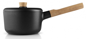 8. Nádobí z kolekce Nordic Kitchen (Eva Solo), Tools Design, dubové dřevo/hliník/nepřilnavý povrch, cena od 2 619 Kč, www.elarte.cz