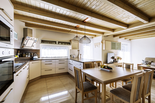 Manželé ze Žďárska se rozhodli naplnit své představy o bydlení vlastními silami. Svůj atypicky řešený dům si navrhli sami a architekt jejich představu převedl do profesionální podoby. Svépomocí stavěná členitá stavba ze čtyř bloků a jednovrstvé zdivo bez zateplení, to je zadání přesně pro Ytong. (Zdroj: Xella CZ)