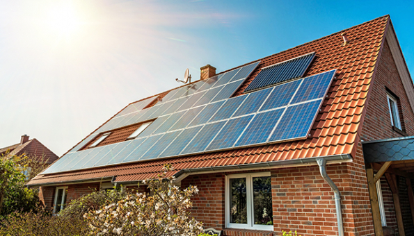 Finanční úspora, energetická soběstačnost, šetrnost k životnímu prostředí. To jsou nejčastější důvody, proč majitelé rodinných domů uvažují o pořízení solárních systémů. (Zdroj: BOHEMIA ENERGY)