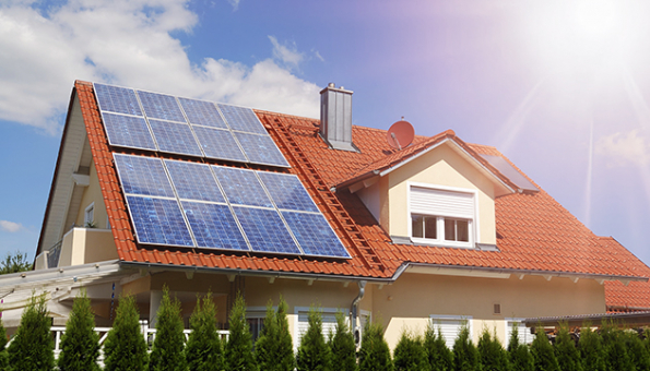 Finanční úspora, energetická soběstačnost, šetrnost k životnímu prostředí. To jsou nejčastější důvody, proč majitelé rodinných domů uvažují o pořízení solárních systémů. (Zdroj: BOHEMIA ENERGY)