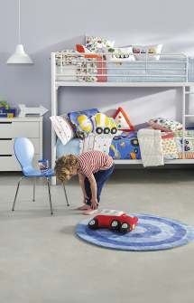 Patrová lůžka patří k oblíbenému kusu nábytku v dětských pokojích. Musí mít ale bezpečnostní zábranu a ergonomický žebřík (El Corte Inglés)