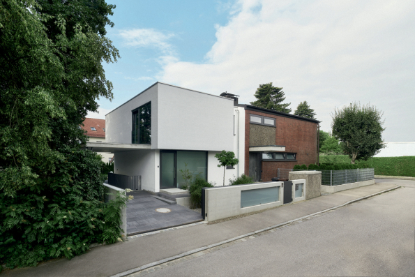 Tvar, uspořádání, materiály i transparentnost objektu odpovídají klasickému modernímu stylu. (Zdroj: Schüco CZ / Christian Eblenkamp)
