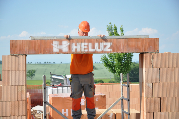 Osazení nosného žaluziového a roletového překladu HELUZ pro venkovní stínicí techniku (Zdroj: HELUZ)