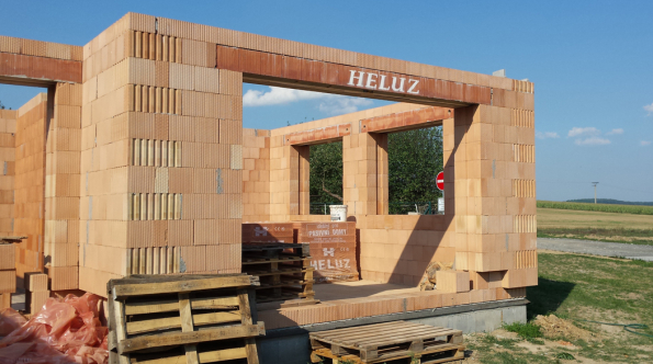 Stavba. V létě brání přehřívání interiérů, v zimě únikům tepla – nosný žaluziový a roletový překlad HELUZ pro venkovní stínicí techniku oceníme v létě i v zimě (Zdroj: HELUZ)