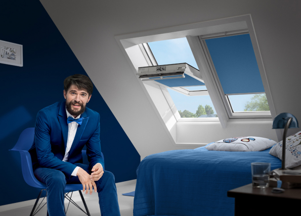 Když si zařizujete vysněný interiér, určitě nechcete jednu věc: nechat se omezovat ve výběru barev. VELUX tomu dobře rozumí, proto vyvinul novou kolekci zcela zatemňujících rolet Colour by You, která se přizpůsobí každému stylu a vkusu. Díky neuvěřitelné nabídce až 1800 odstínů nyní můžete vytvářet stejně pestré a barevné interiéry, jako jsou vaše představy. Už žádné kompromisy v barvě! (Zdroj: VELUX)