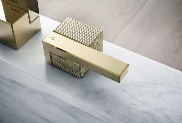 Baterie Axor Edge s diamantovým brusem a v zářivém leštěném bronzu je mistrovskou kreací designéra Jean-Marie Massauda.