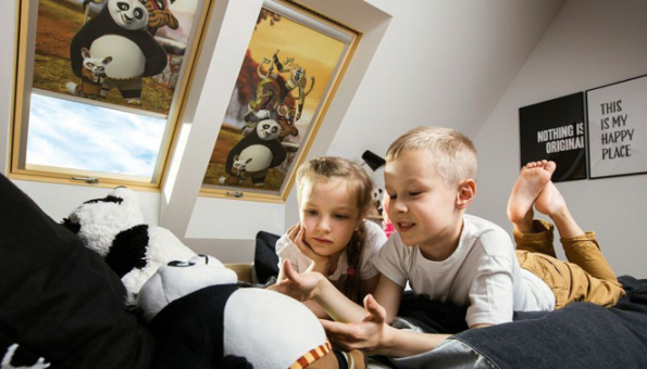 Rolety ARF s motivem oblíbených pohádek jsou ideálním řešením pro podkrovní dětské pokojíčky. Mají všechny výhody standardní rolety ARF a navíc výjimečnou dekorativní funkci. Rolety s oblíbenými hrdiny vytváří fascinující atmosféru v dětském prostoru, ve kterém se nejmladší budou cítit skvěle nejen při svých hrách, ale i během učení, a jejich tváře budou vždy vysmáté. (Zdroj: FAKRO)