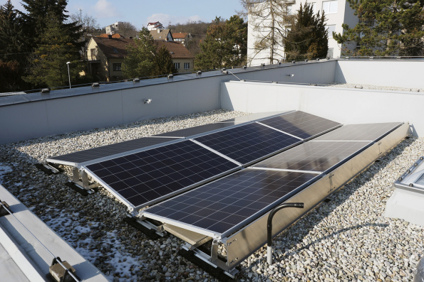 Jeden z rodinných domů Alea v Říčanech u Brna. Solární energie „putuje“ z FV panelů do měniče a do WATT routeru. Vyčerpá-li se energie z panelů, WATT router pustí do domu proud z distribuční sítě (Foto: Veronika Mannová)