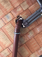 V tomto týdnu se začínají dělat instalace zdravotechniky, tzn. odpadů, vestavěné toalety, přívodů teplé a studené vody. Projektant už při plánování projektu musí detailně řešit uvedené rozvody tak, aby objekt splňoval konstrukční, provozní, hygienická a bezpečnostní kritéria. (Zdroj: Wienerberger)