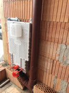 V tomto týdnu se začínají dělat instalace zdravotechniky, tzn. odpadů, vestavěné toalety, přívodů teplé a studené vody. Projektant už při plánování projektu musí detailně řešit uvedené rozvody tak, aby objekt splňoval konstrukční, provozní, hygienická a bezpečnostní kritéria. (Zdroj: Wienerberger)