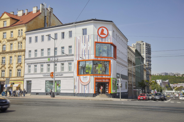 Každý dobrý investor řeší čas, peníze a kvalitu stavebního díla. Nejinak tomu bylo i v případě vybudování malometrážních bytů v půdní nástavbě v pražské Českomoravské ulici v budově Harfa sport. Představě investora o maximální možné zvukové neprůzvučnosti, úspoře místa, času výstavby a požární odolnosti nejlépe vyhovovaly materiály od společnosti Rigips. Odborné akustické měření výsledného díla prokázalo, že norma 53 dB byla pokořena o celých šest decibelů. A nejen to – suchá výstavba s sebou přinesla řadu dalších benefitů. (Zdroj: Rigips)