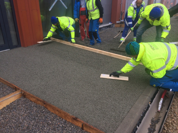 Ruční pokládka drenážního betonu ZAPA DROP (Zdroj: ZAPA beton, a. s.)