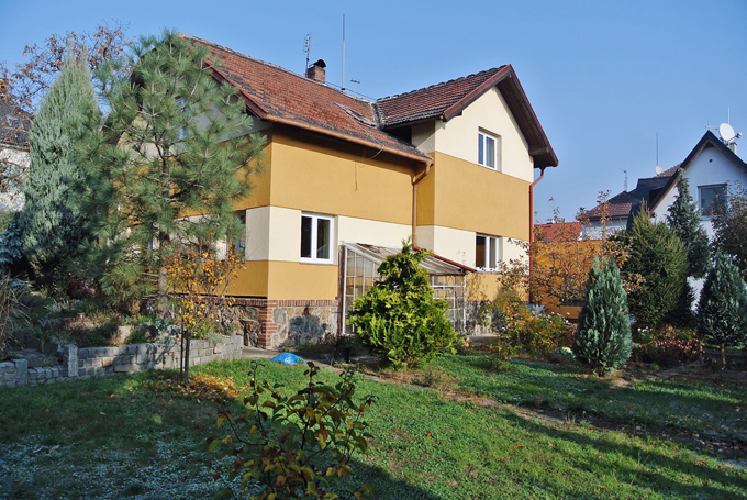 Foto původního stavu. Na první pohled je zřejmé, že se zcela úplně proměnila fasáda domu. Zmizely původní pruhy pískovcových barev a přibyla hlavní římsa i další plastické prvky.