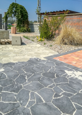 V předchozích letech si velkou oblibu získaly venkovní betonové dlažby, které svým vzhledem imitují přírodní kámen. Proto společnost PRESBETON rozšířila svoji nabídku o skladebnou dlažbu PICADO, u které budete váhat, jestli je to beton, nebo kámen. (Zdroj: PRESBETON)