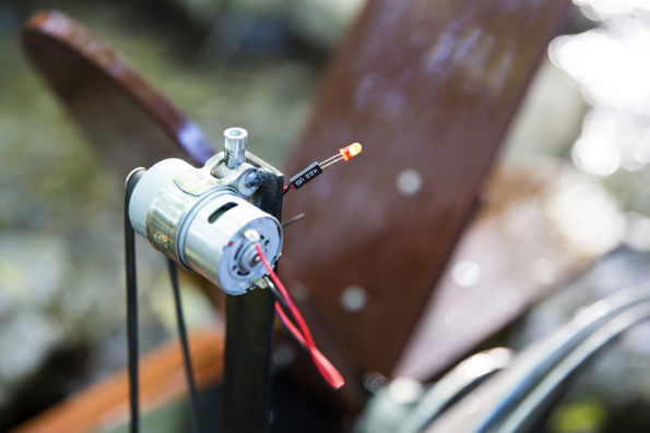 Výroba elektrické energie z obnovitelných zdrojů, pasivní domy a obecně způsob života šetrný k životnímu prostředí jsou tématem číslo jedna dnešní společnosti. Výrobky společnosti Wienerberger, u kterých je základní surovinou hlína, jsou již od své podstaty velmi šetrné k přírodě. Pálením vzniklá keramika neemituje žádné těkavé látky, formaldehydy, případně jiné nebezpečné látky, jedná se tedy o produkt zdravotně nezávadný a přitom vysoce estetický a stoprocentně ekologický. Keramické stavební hmoty jako základ staveb různého druhu jsou jistě známé, pojďme je ale zkusit využít méně tradičně, například jako základ prototypu malé vodní elektrárny. (Zdroj: Wienerberger)