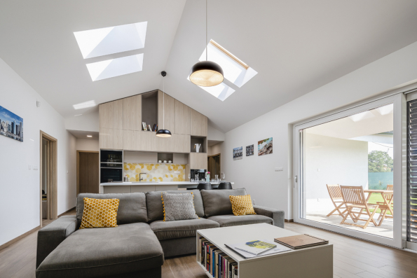 Architektonický ateliér APEX s.r.o. má zkušenosti nejen s individuálními projekty rodinných domů, ale dlouhodobě se též zaobírá typovými projekty. Jurij Čerňak a Miroslav Žilinský tvrdí, že navrhují domy, jaké by si projektovali sami pro sebe. Jejich typový projekt přízemního domu Motiv to potvrzuje. (Zdroj: VELUX)