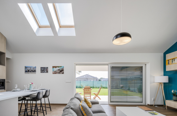 Architektonický ateliér APEX s.r.o. má zkušenosti nejen s individuálními projekty rodinných domů, ale dlouhodobě se též zaobírá typovými projekty. Jurij Čerňak a Miroslav Žilinský tvrdí, že navrhují domy, jaké by si projektovali sami pro sebe. Jejich typový projekt přízemního domu Motiv to potvrzuje. (Zdroj: VELUX)