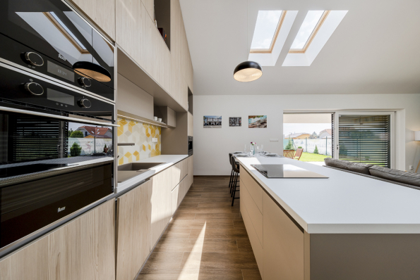 Architektonický ateliér APEX s.r.o. má zkušenosti nejen s individuálními projekty rodinných domů, ale dlouhodobě se též zaobírá typovými projekty. Jurij Čerňak a Miroslav Žilinský tvrdí, že navrhují domy, jaké by si projektovali sami pro sebe. Jejich typový projekt přízemního domu Motiv to potvrzuje. (Zdroj: VELUX)