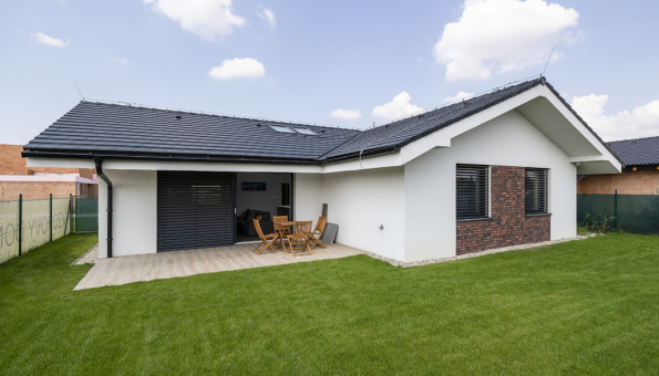 Architektonický ateliér APEX s.r.o. má zkušenosti nejen s individuálními projekty rodinných domů, ale dlouhodobě se též zaobírá typovými projekty. Jurij Čerňak a Miroslav Žilinský tvrdí, že navrhují domy, jaké by si projektovali sami pro sebe. Jejich typový projekt přízemního domu Motiv to potvrzuje. (Zdroj: VELUX)