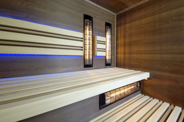Sauna s možností výběru: buď jako infra kabina osazená širokospektrálními infrazářiči Vitae, nebo jako finská sauna (topidlo není na fotce vidět) (SAUNASYSTEM)